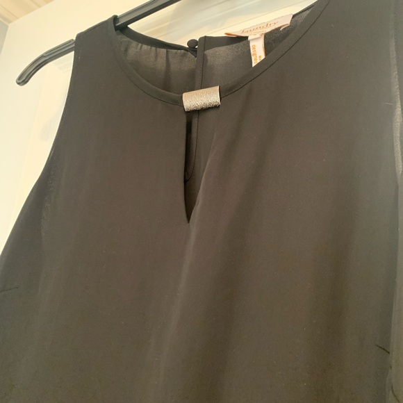 Black V-neck with silver detailing tank top - Picture 2 of 5